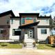 Bright Modern Home - King Bed - Free Parking - Fireplace - Fast Wi-Fi - Free Netflix, Edmonton
