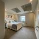 luxurious, 2 bed, 2 bath penthouse apartment in highly desirable Chigwell CHCL F8 - Photo 10