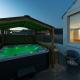 HOT TUB JACUZZI on private terrace FREE GATED PARKING sleeps 8 Blackpool - Photo 3