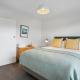Renovated Takapuna 2BR Apt l Parking l Skytower, Окленд - Фото 2