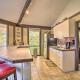 Skiway Chalet Home with Hot Tub in Beech Mountain!, Beech Mountain (foto 9)