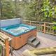 Creekside Chalet with Hidden Spa and Private Beach!, Manchester - Fotografie 4