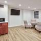 Super 8 by Wyndham Victoria - South - Hwy 59, Victoria (photo 6)