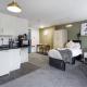 City Centre Studio 3 with Kitchenette, Free Wifi and Smart TV with Netflix by Yoko Property Middlesbrough - Zdjęcie 9