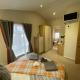Indulgence lakeside lodge i1 with hot tub, private fishing peg situated at Tattershall Lakes Country Park, Tattershall (Foto 9)