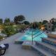 Charming villa Nera with pool and hydromassage near the beach, Šišan (foto 3)