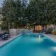 Charming villa Nera with pool and hydromassage near the beach, Šišan