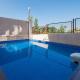 Grande Montana by StayVista - Luxurious Hillside Villa featuring Pool, Theater, and Games Room, Panchgani - Foto 1