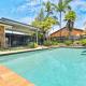 4 bedroom gem with air conditioning, a great outdoor area including pool and you can bring a small dog. Maroochydore - Fotografie 1