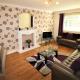 Large Balcony Apartment - 2 Double Beds - Sleeps 4 - Close to Town & Racecourse - Off Street Parking 2 Cars - Fast Wifi