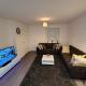 New build home with WI-FI, Smart TV, dedicated office floor, large terrace and Free parking, Milton Keynes (Foto 4)