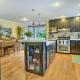 Home with Hot Tub 7 Mi to Edmonds Waterfront!, Lynnwood (Foto 7)