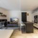 Comfy APT with Private Parking & Balcony, Милан - Фото 7