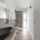 Comfy APT with Private Parking & Balcony, Милан - Фото 5