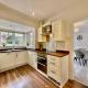 Stylish 3 Bed Chigwell Home with Free Parking - Photo 6