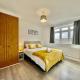 Stylish 3 Bed Chigwell Home with Free Parking - Photo 4