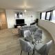 Luxurious City View Apartment in Salford, Манчестер - Фото 2
