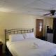 JI10, a Queen Guest Room at the Joplin Inn, at the entrance to Mountain Harbor Resort Hotel Room Mount Ida - Foto 5