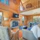 Central Sevierville Cabin w/ Hot Tub & Views!, Sevierville (foto 3)
