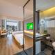 Holiday Inn Shanghai Huaxia by IHG - overlooking city scenery at Sky View Restaurant, Shanghai - Foto 10