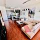BL Luxury Apartment, 24hr Self Check-in, Free Private Garage Parking, Panoramic Views from Balcony, 5 minute walk to City Center