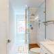 Bright Modern 2BR 2BA with Balcony - King bed-Fast Wi-Fi 75 inch OLED TV, Wilmington (foto 3)