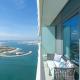 Vogue Fascinating Beachfront One Bedroom Apartment with Balcony and Palm Views & Private Beach with full Amenities, Dubaj - Fotografie 1