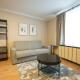 A 2-bedroom apartment with a king-size bed and a balcony is located just a 15-minute walk from Stephansplatz., Wien - Foto 4
