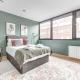 Modern Apt, town centre, 4 guests, pkg, wifi by Tent serviced apartments, Farnborough