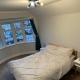 SUPER CONVENIENT FOR CENTRAL LONDON - LARGE 2 DOUBLE BED apartment 30 seconds walk to platform train station and 19 mins to London Waterloo, Londýn - Fotografie 6