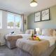 Central MK House with Free Parking, Fast Wifi, and Smart TV with Xbox, Sky TV Packages and Netflix by Yoko Property, Milton Keynes (zdjęcie 2)