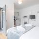 Stylish Studio 1 with Kitchenette by CB Stays no minimum stays Chesterton - Photo 4