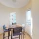 Al Dabas Beach Views, 3BD Sleeps 6, Beachfront Beach & Pool Access - DVH Holiday Homes, Dubaj - Fotografie 2