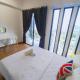 Rooftop Pool, Up to 8 Pax, 2 Bedrooms, 2 Bathrooms, 2 Car Parks by Star Home George Town - Foto 10