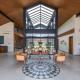 StayVista's The Barn - Mountain-View Luxury Mansion with Heated Infinity Pool, Deck, Jacuzzi, Lawn featuring a Gazebo and Firepit, Lonavla - Foto 5