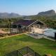 StayVista's The Barn - Mountain-View Luxury Mansion with Heated Infinity Pool, Deck, Jacuzzi, Lawn featuring a Gazebo and Firepit, Lonavla - Foto 3