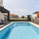 Modern villa Maeni with private pool in Pula, Pula (fotografie 3)