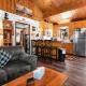 The Cuddle Inn - True feeling of a great cabin! Beautiful and homey! Walking distance to the lake! Big Bear Lake - Foto 4