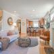 Exquisite Central Townhome with Spacious Loft and Gourmet Kitchen, Seattle