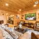Panorama Mountain View Cabin, Less than 10 miles from Gatlinburg and Dollywood, Dog Friendly, 6 Bedrooms Sleeps 17, Fire Pit, HotTub, Washer Dryer, Fully loaded Kitchen, GameRoom with a TV, Pool Table, Arcade, Air Hockey, and Foosball Sevierville - Zdjęcie 9