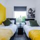 SPECIAL RATE FOR BOOKINGS MORE THAN 7 NIGHTS, WARM SPACIOUS CONTRACTOR HOUSE NEAR LIVERPOOL CITY CENTRE SLEEPS 8 kitchen & dining room, washing machine