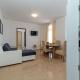 A2 - seafront apt with balcony 1 min to beach Trogir - Fotografie 6