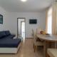 A2 - seafront apt with balcony 1 min to beach Trogir - Fotografie 7