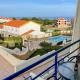 Peniche master bedroom with sea view balcony, private bathroom, shared kitchen, swimming pool, surfing resort, Atouguia da Baleia (photo 3)