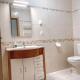 Peniche master bedroom with sea view balcony, private bathroom, shared kitchen, swimming pool, surfing resort, Atouguia da Baleia (photo 8)