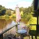 Charming tranquil Shepherds Hut with lakeside balcony 'Roach', Uckfield (fotografie 3)
