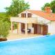 Villa Lara, Karojba