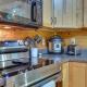 Riverfront Ellijay Cabin with Deck and Pool Access!, Ellijay (zdjęcie 9)