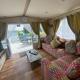 Lakeside Retreat 1 with hot tub, private fishing peg situated at Tattershall Lakes Country Park, Tattershall (foto 3)