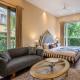 Timeless Elegance by StayVista - Poolside Villa with Lawn & Terrace, Kalkata - Fotografie 8